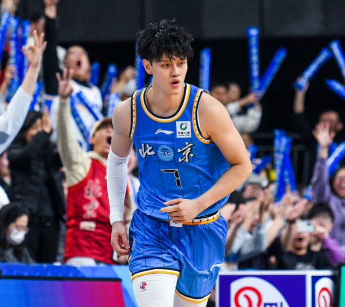 皇冠体育官网-北京男篮遭打击：曝曾凡博腰伤属于旧伤复发 多久恢复无法确定